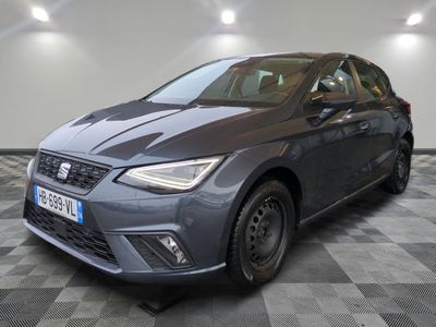 une voiture Ibe grise garée sur un sol à damier