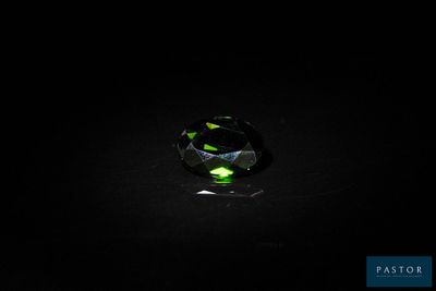 une tourmaline verte qui brille dans le noir