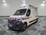 la camionnette blanche est garée sur le sol en damier d'une pièce