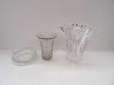 un vase en verre et un verre posés sur une table