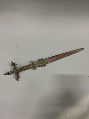 un petit couteau posé sur une surface blanche