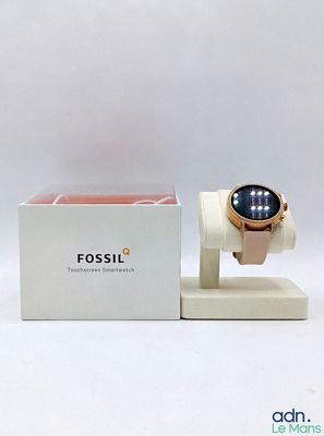 une boîte sur laquelle est posée une montre et une boîte sur laquelle est posée une montre