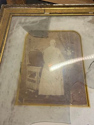 la photo d'une femme assise sur une chaise, dans un cadre