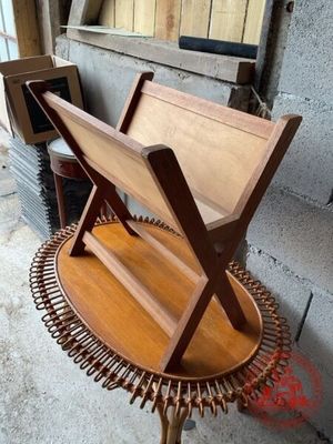 une petite table en bois sur laquelle est posé un panier