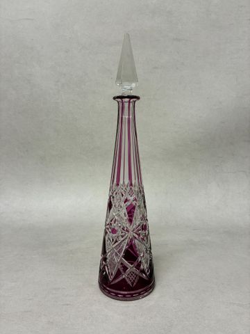 Carafe et son bouchon conique en cristal teinté violet. Haut : 42