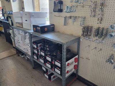 un établi sur lequel se trouvent tout un tas d'outils