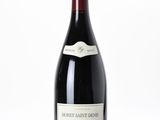 une bouteille de vin posée sur une table