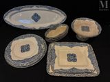 beaucoup d'assiettes et de bols bleus et blancs sur une table