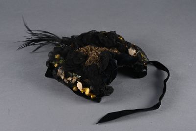 un sac noir orné de plumes dorées et noires