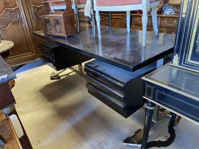 un bureau avec une chaise et un cadre photo posé dessus