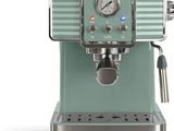 une image représentant une machine à café verte sur fond blanc