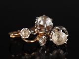 gros plan d'une bague en or ornée de trois diamants