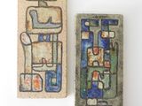 deux œuvres d'art posées sur une table