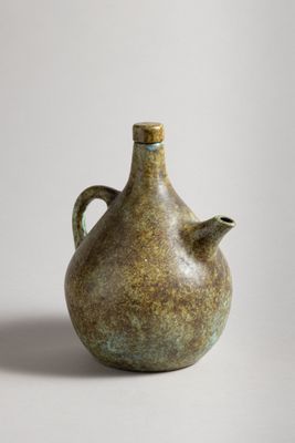 an image of a vase with a handle on it