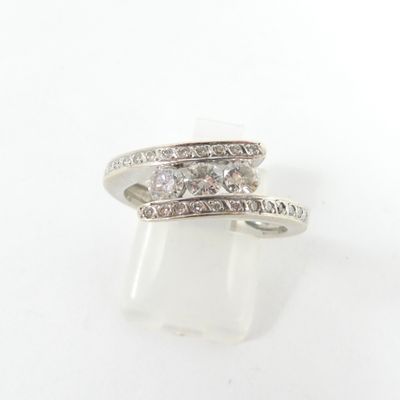 une image d'une bague en diamant sur fond blanc