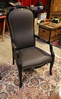 une chaise posée sur un tapis dans une pièce