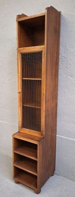 Meuble colonne à une porte grillagée. - Photo 1