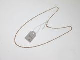gros plan d'un collier auquel est attachée une étiquette