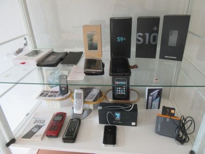 de nombreux téléphones portables exposés dans une vitrine