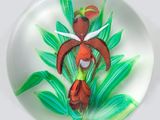 une plaque de verre sur laquelle est représentée une fleur