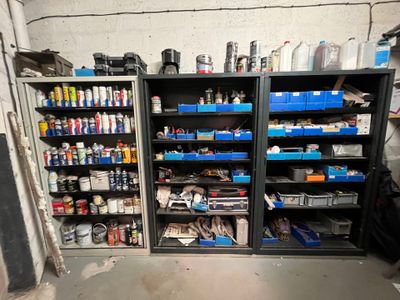 un garage où les étagères regorgent d'outils et de matériel