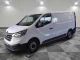 la camionnette blanche est garée sur le sol en damier d'une pièce