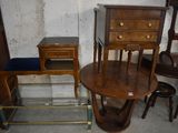 une petite table avec deux chaises et une table sur laquelle est posé un tiroir