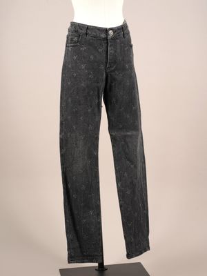un mannequin vêtu d'un jean noir et d'une chemise blanche