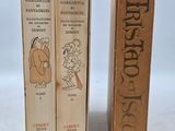 deux livres sont posés l'un à côté de l'autre sur une surface blanche