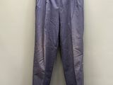 un pantalon violet suspendu à un cintre devant un mur blanc