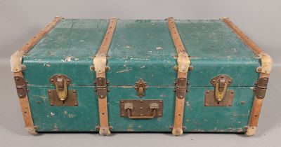 Malle de voyage, en bois marouflé de toile verte, les angles…