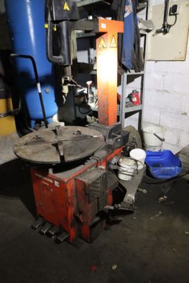 une machine qui se trouve dans une pièce, près d'un mur