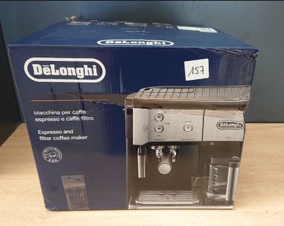 emballage d'une machine à expresso Delonghi posé sur une table en bois