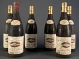 six bouteilles de vin sont alignées dans une rangée