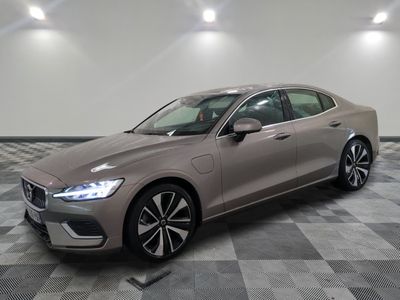 La berline Volvo V90 est exposée dans un showroom