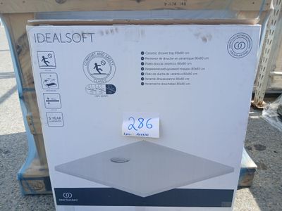 une boîte posée par terre, sur laquelle est accrochée une étiquette de prix