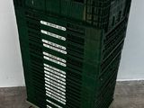 une caisse en plastique verte posée dans une pièce