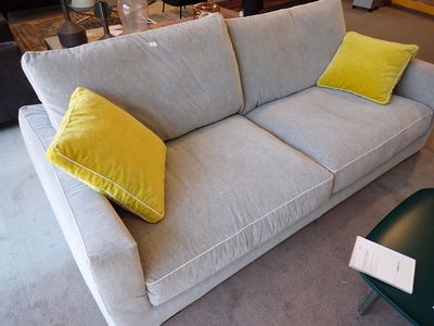 un canapé gris orné de coussins jaunes dans un salon