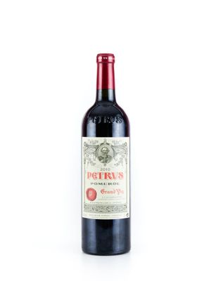 une bouteille de vin rouge posée sur une table blanche