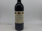 bouteille de vin rouge avec bouchon rouge sur fond blanc