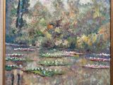 une peinture à l'huile représentant une rivière avec des arbres et des fleurs