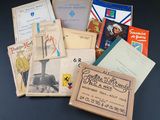 quelques vieux livres sont empilés les uns sur les autres sur une table