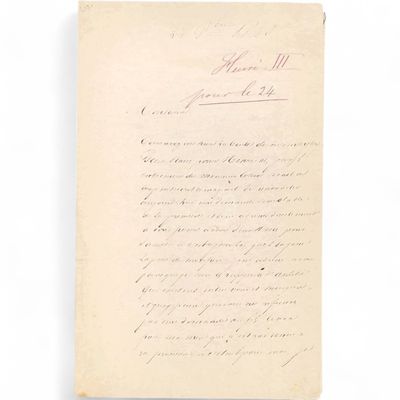 une feuille de papier avec des notes manuscrites, posée sur une table