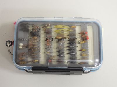 une photo d'une boîte à mouches contenant toute une gamme de mouches