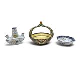 trois types différents de vases et de coupes décoratifs posés sur une surface blanche