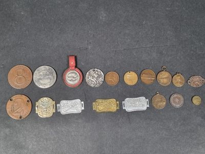 Lot comprenant : 4 plaques fiscales à vélo, 2 plaques fiscal…