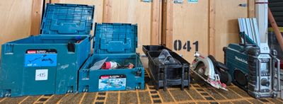un tas de cartons et d'autres objets par terre