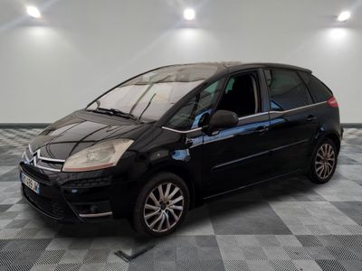 la voiture noire est garée dans le garage sur le sol en damier