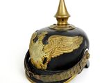 un vieux casque orné d'un aigle royal sur fond blanc