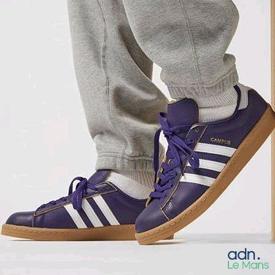 un homme debout sur un tabouret, chaussé d'une paire de chaussures